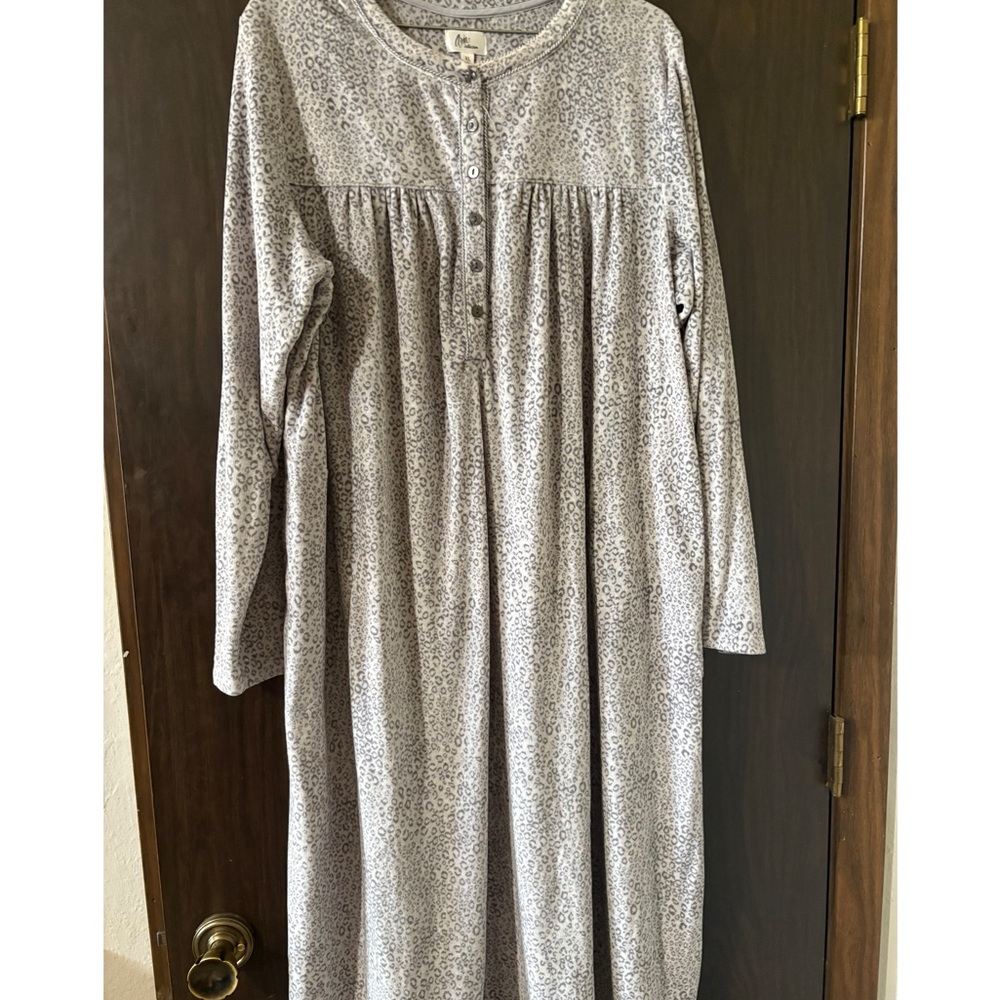 Gray Leopard Print Long Sleeve Nightgown